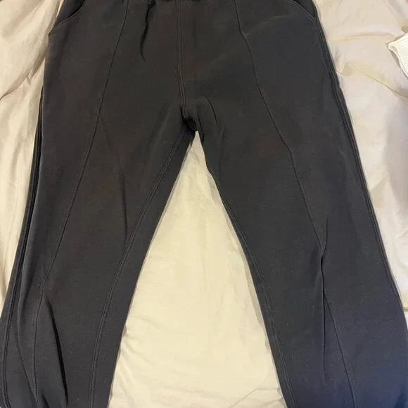 Abercrombie & Fitch - Picture 2 of 4